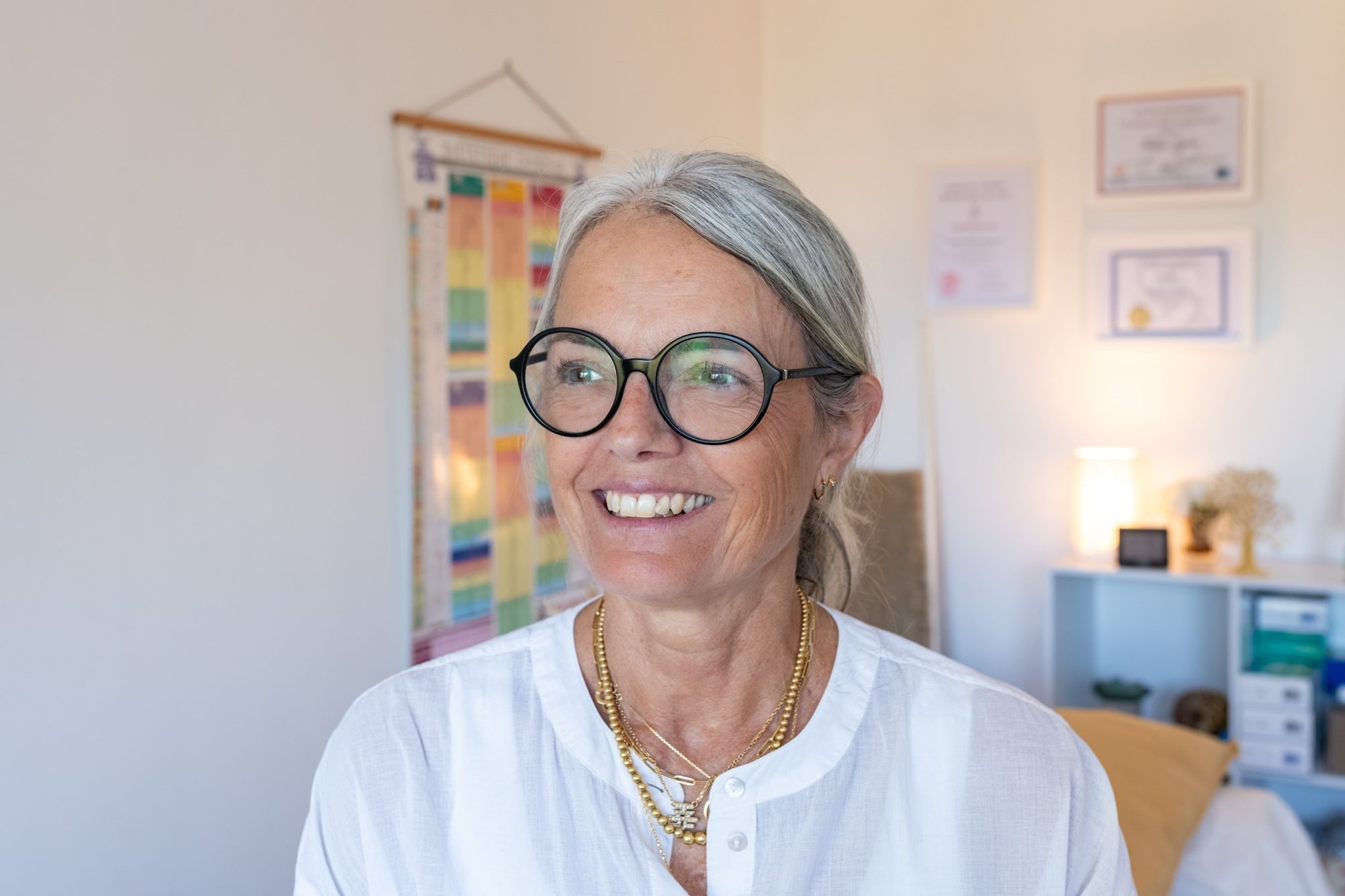 Frédérique Bruler souriante dans son cabinet