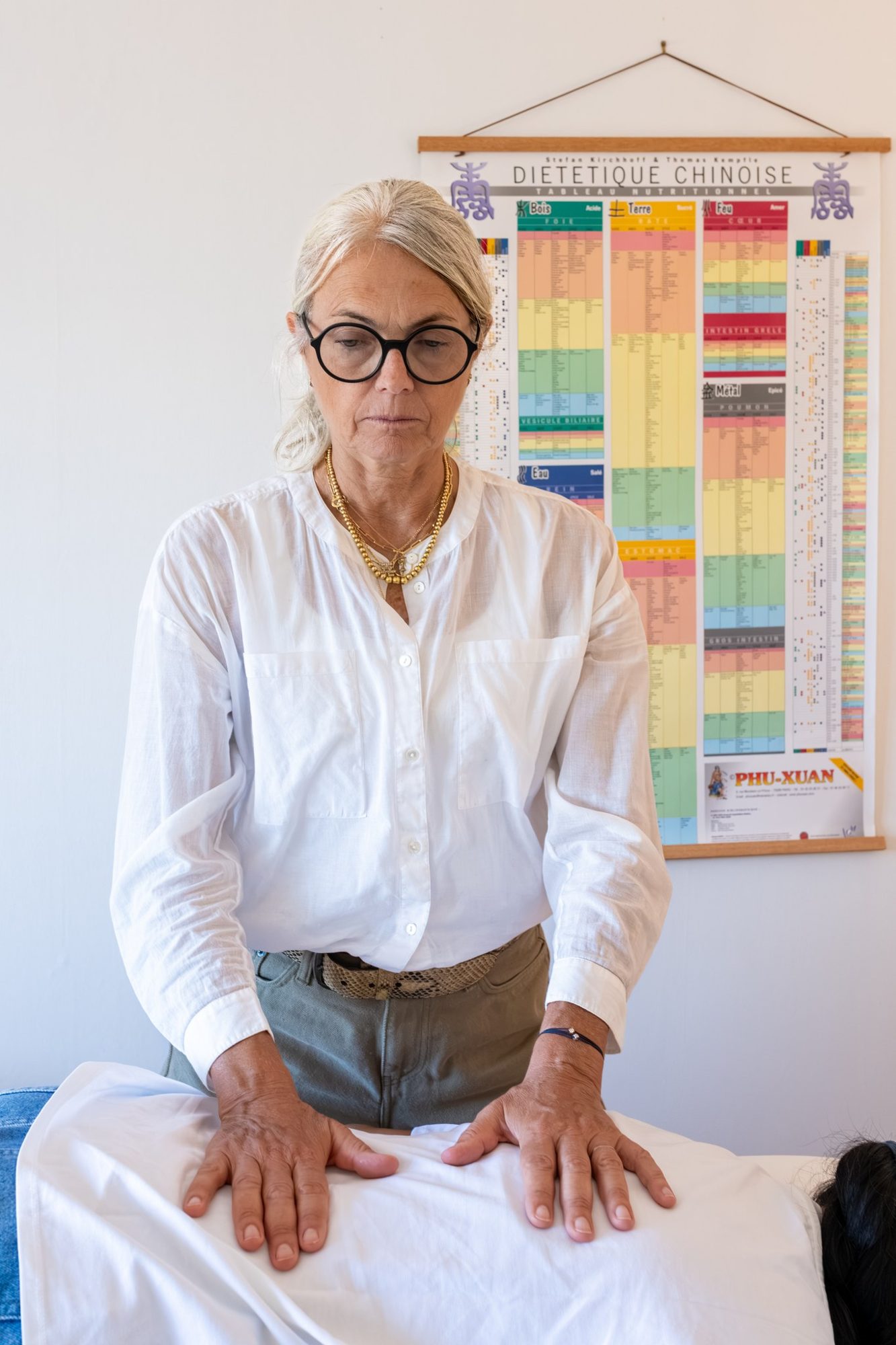 Frédérique Bruler devant la planche de réflexologie
