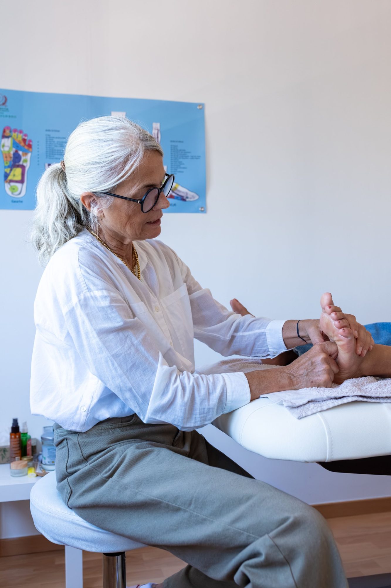 Frédérique Bruler pendant une séance de réflexologie