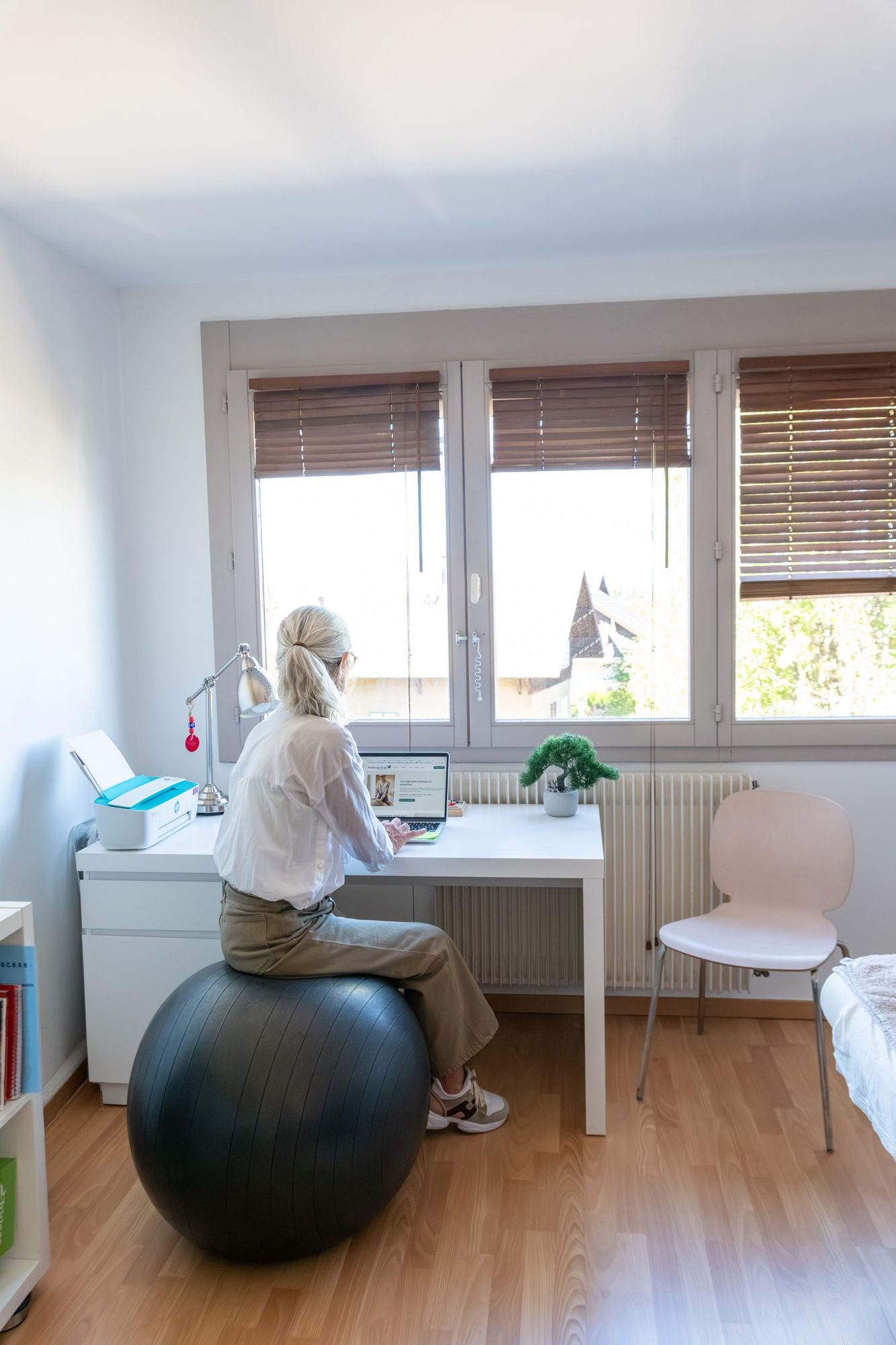 Frédérique Bruler à son bureau